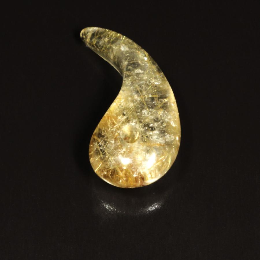 透明感があり鋭い形が素敵 一点物 タイチンルチル 勾珠Ｍ R87 金針水晶 お守り効果 力が宿る 天然石   プレゼントの画像