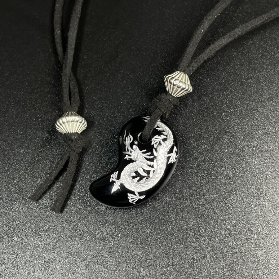 目標達成をサポートする力を与える皇帝龍 銀彫オニキス 勾珠スエード 