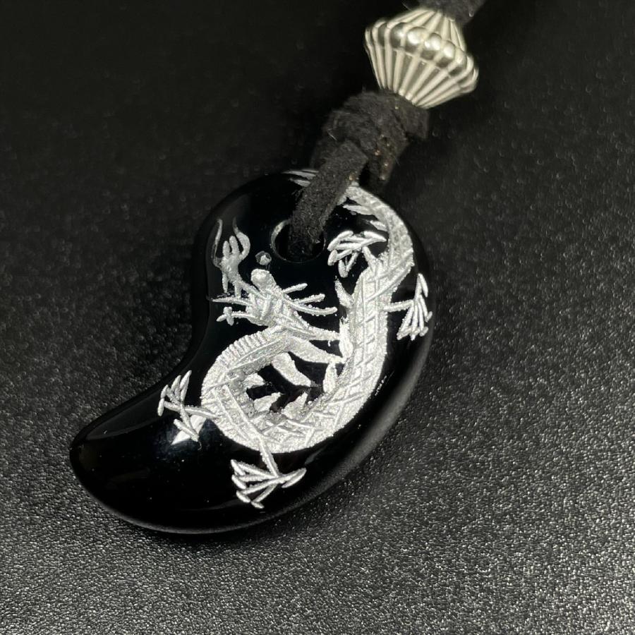 目標達成をサポートする力を与える皇帝龍 銀彫オニキス 勾珠スエード 