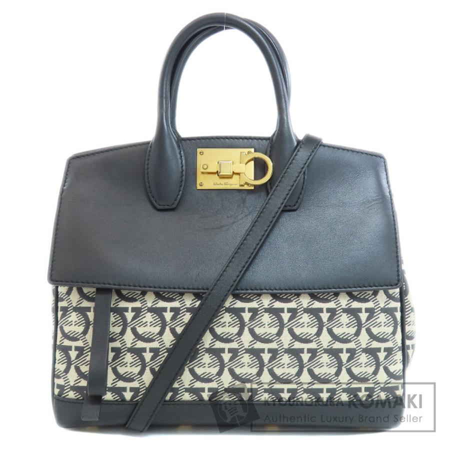 Salvatore Ferragamo サルヴァトーレフェラガモ ガンチーニモチーフ