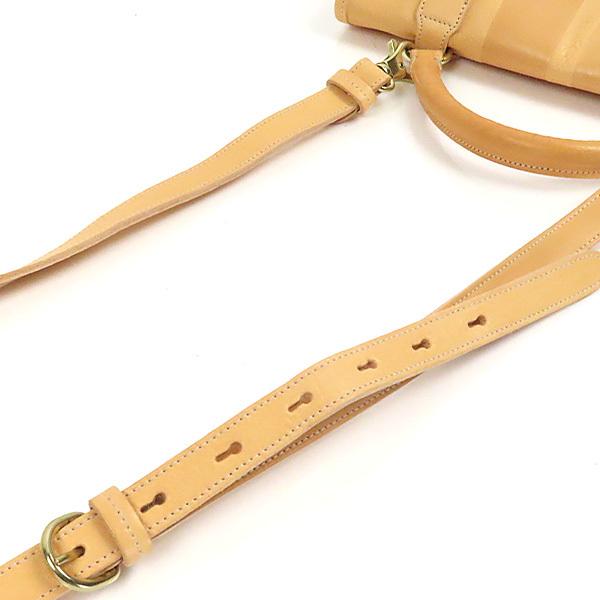 イルビゾンテ ブラウンレザー ハンドバッグ ストラップ付き 立体感ある縦型ハンドバッグ。サイドを開閉し、フォルムに変化を出す