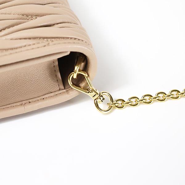 miu miu（ミュウミュウ） MATELASSE SMARTPHONE CASE スマホバッグ