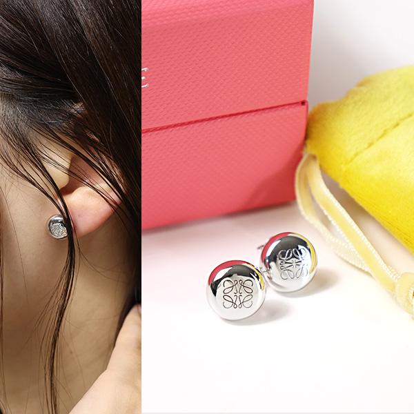 た*様 LOEWE ロエベ アナグラム スタッドピアス シルバーカラー LOEWE（ロエベ） Anagram Pebble Stud Earrings アナグラム ペブル