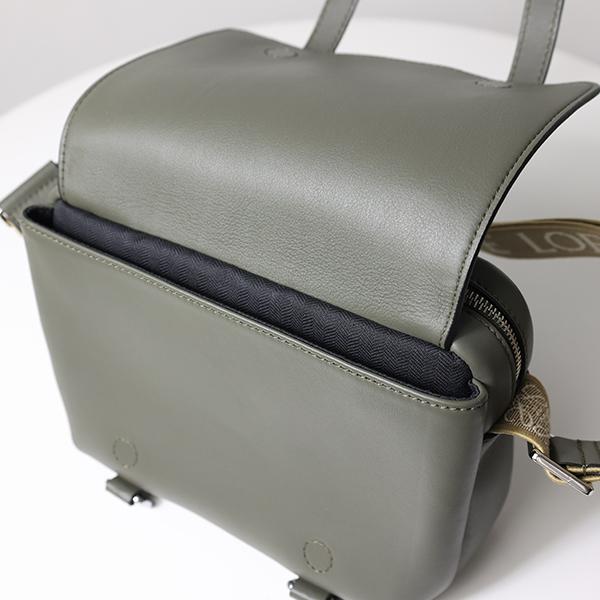 新品同様ロエベミリタリーメッセンジャーバッグXSアナグラム斜め掛けシ LOEWE（ロエベ） ショルダーバッグ Military Messenger Bag XS