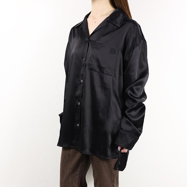 LOEWE ロエベ シャツ Anagram Pyjama Blouse S359Y05XDY レディース アナグラム 長袖 サテン 胸ポケット オープンカラー LaG Onlinestoreの画像