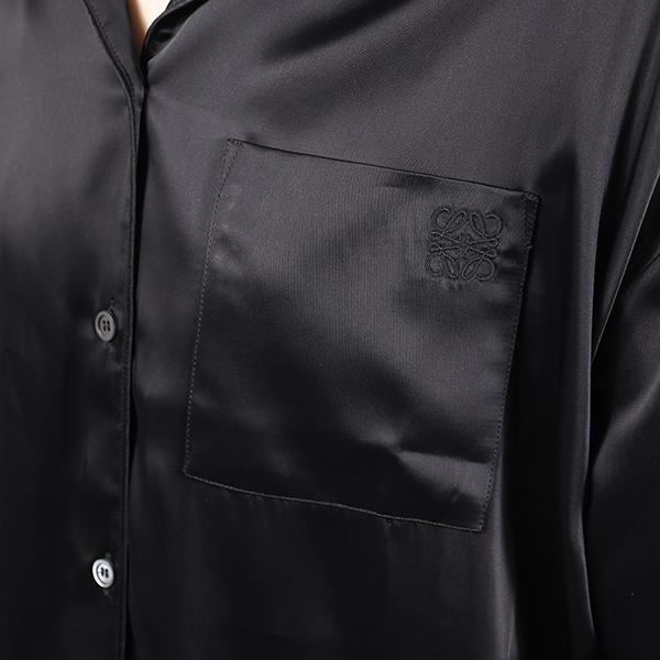 LOEWE ロエベ シャツ Anagram Pyjama Blouse S359Y05XDY レディース アナグラム 長袖 サテン 胸ポケット オープンカラー LaG Onlinestoreの画像