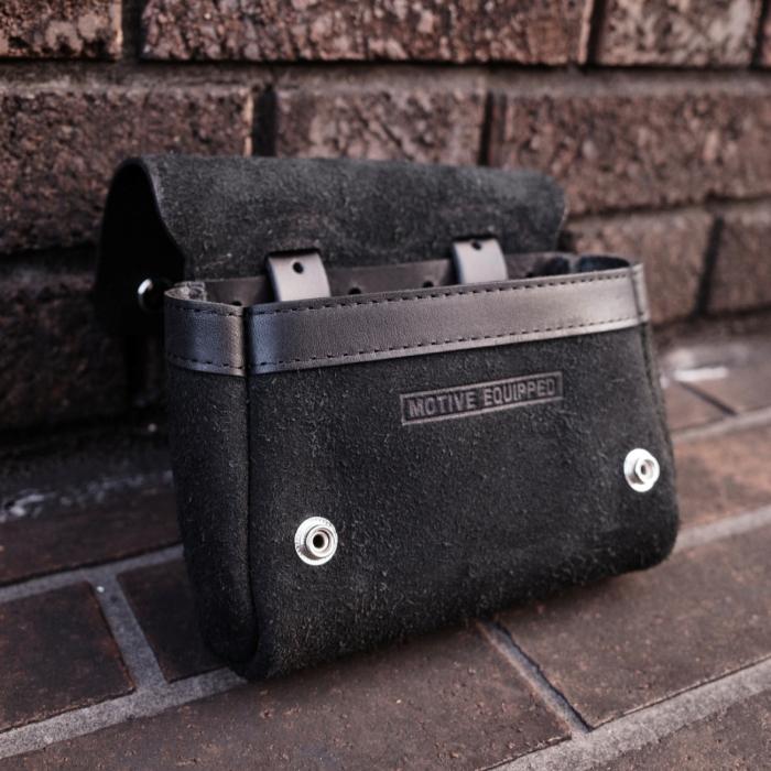 MOTIVE EQUIPPED レザーポーチ ブラック MOTIVE EQUIPPED モーティヴ イクイップド【MOTIVE MULTIPLE BAG】牛革