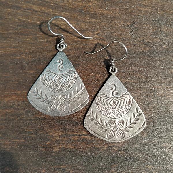 カレンシルバー ピアス ドロップトライアングルA　カレン族 少数民族 タイ エスニック ハンドメイド |  | 01