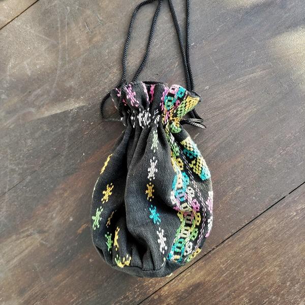 マンガライ刺繍 巾着ポシェット インドネシア フローレス島 伝統 ハンドメイド |  | 01