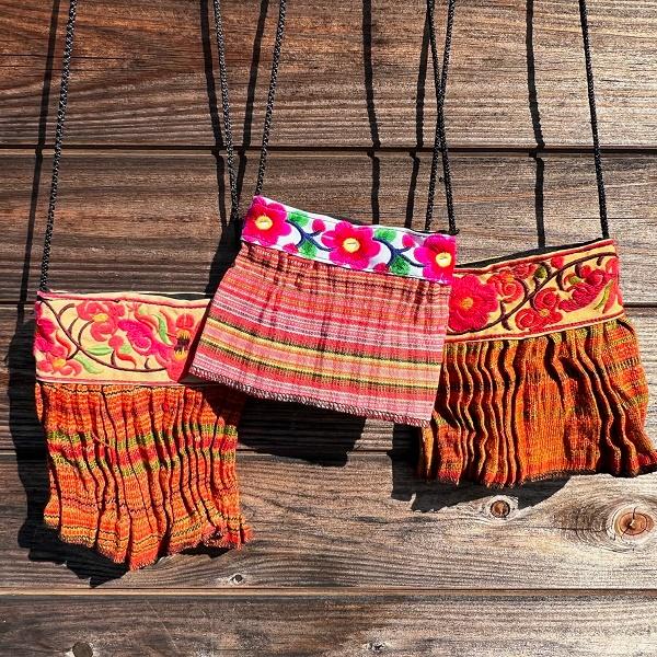 モン族刺繍 ショルダーミニポーチ モン族スカート　レザー 刺繍 タイ 少数民族 伝統 ハンドメイド | 
