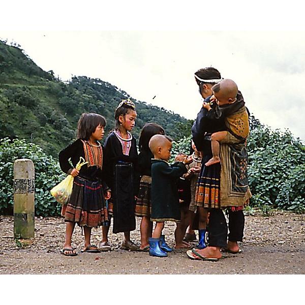 モン族刺繍 ショルダーミニポーチ モン族スカート　レザー 刺繍 タイ 少数民族 伝統 ハンドメイド |  | 07