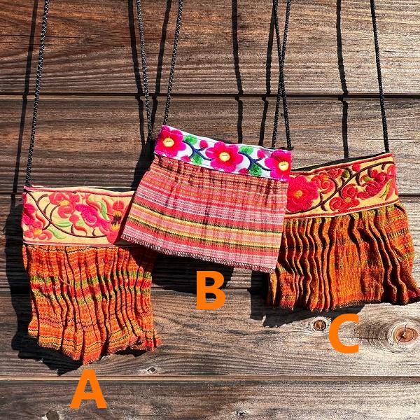 モン族刺繍 ショルダーミニポーチ モン族スカート　レザー 刺繍 タイ 少数民族 伝統 ハンドメイド |  | 01