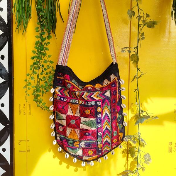 カッチ刺繍 ショルダーバッグ ミラーワーク インド グジャラート ラバリ族 伝統 ハンドメイド | 
