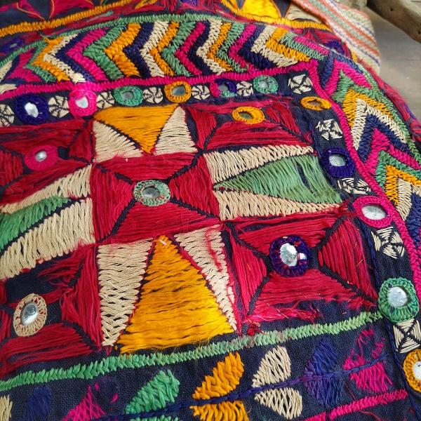 カッチ刺繍 ショルダーバッグ ミラーワーク インド グジャラート ラバリ族 伝統 ハンドメイド |  | 04