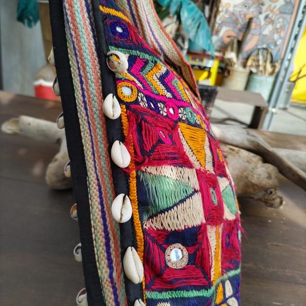 カッチ刺繍 ショルダーバッグ ミラーワーク インド グジャラート ラバリ族 伝統 ハンドメイド |  | 02