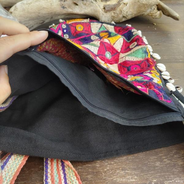 カッチ刺繍 ショルダーバッグ ミラーワーク インド グジャラート ラバリ族 伝統 ハンドメイド |  | 03