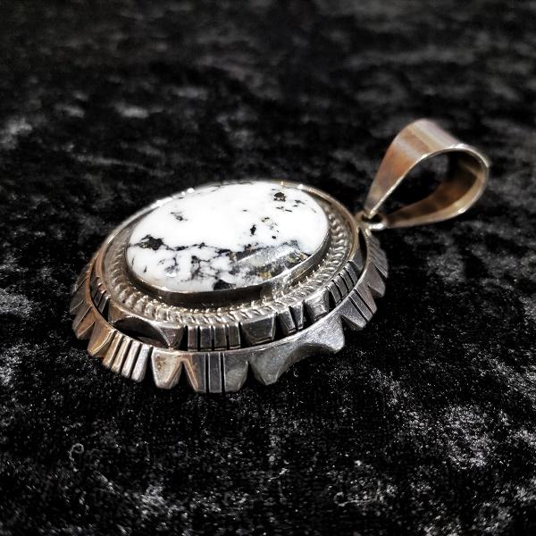 インディアンジュエリー  ペンダントトップ ホワイトバッファロー　シルバー925 ホールマーク 一点物 Indian jewelry White Buffalo |  | 01