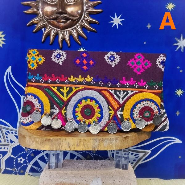 カッチ刺繍 クラッチバッグ　インド  グジャラート ラバリ族 伝統 ハンドメイド |  | 01