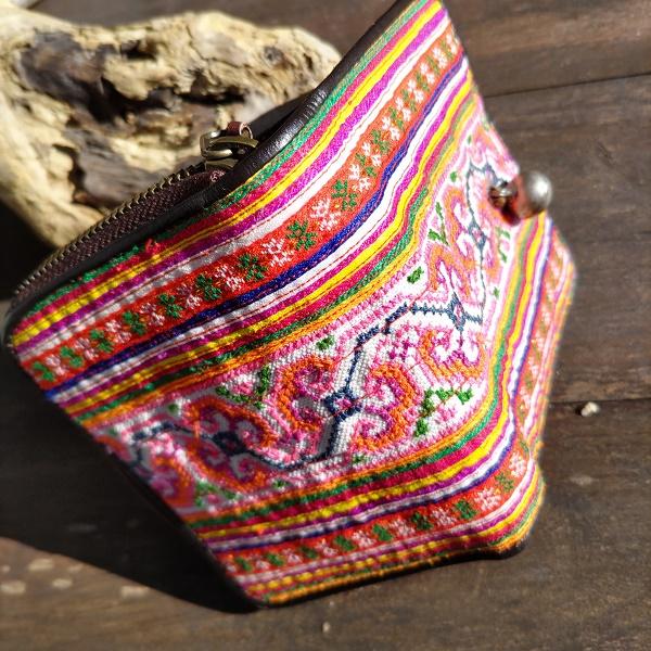 モン族刺繍 ウォレット　レザー 刺繍 タイ 少数民族 伝統 ハンドメイド |  | 01
