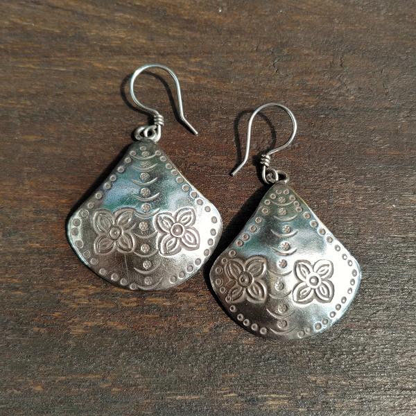 カレンシルバー ピアス ドロップトライアングルB　カレン族 少数民族 タイ エスニック ハンドメイド |  | 01