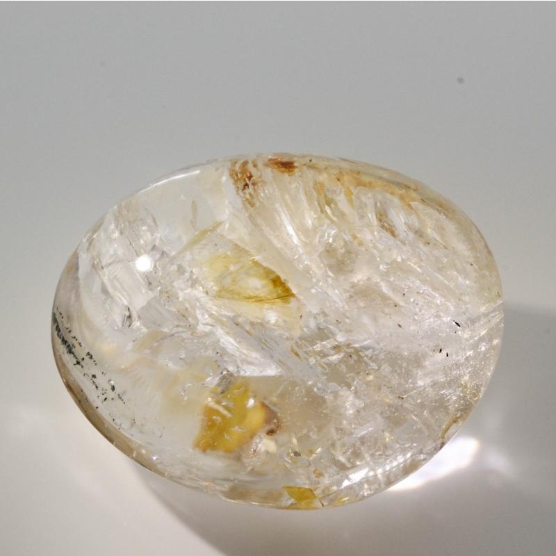 希少 エンハイドラス・クォーツ（ 水入り水晶 ） 虹入り水晶 エレスチャル水晶　135g マダガスカル産 鑑別書付き 木製台座付き (GO25）の画像