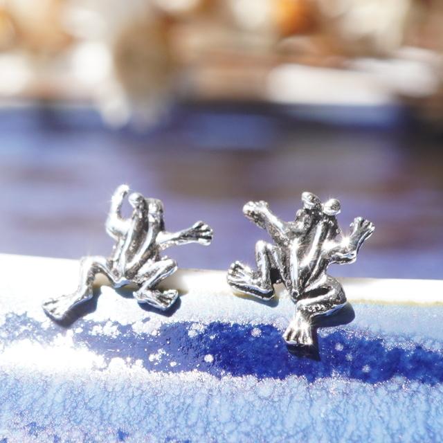 シルバーピアス スタッドピアス 雨 ぴょんぴょん ジャンプ 蛙 カエル