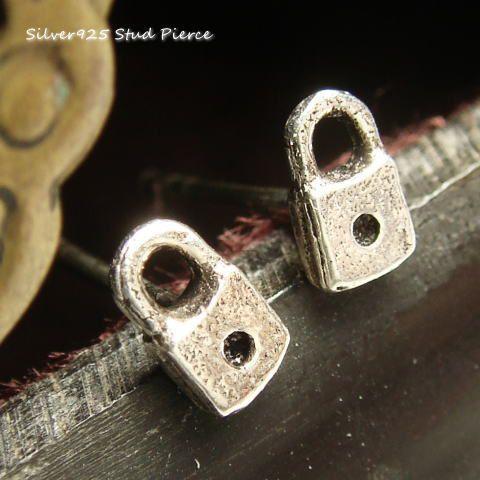 シルバーピアス スタッドピアス 小さい 鍵穴 ピアス 錠前 カギ穴