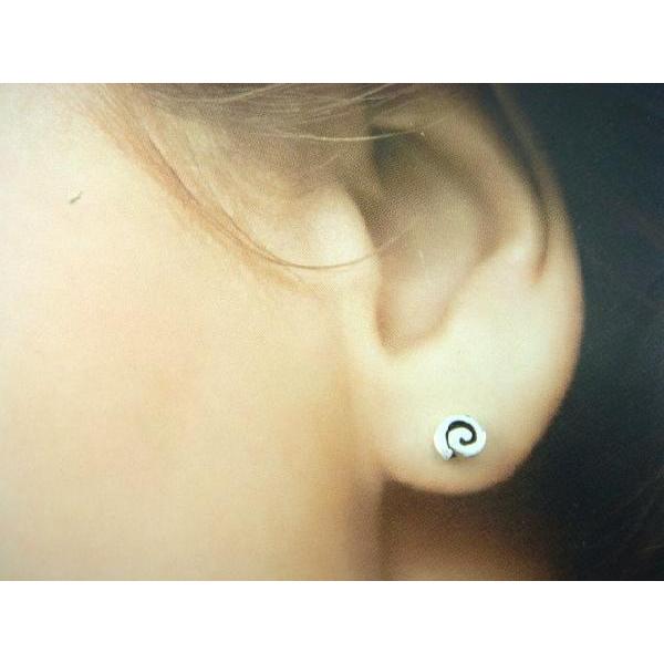 シルバーピアス スタッドピアス カタツムリの殻 ナルト ほっぺ 模様