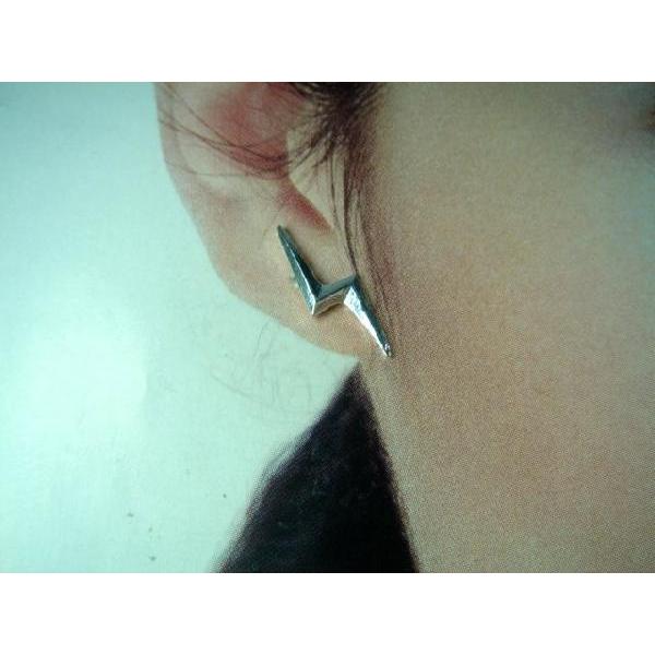 シルバーピアス スタッドピアス エッジ 稲妻 雷 カミナリ イナズマ