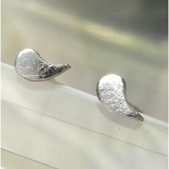 シルバーピアス スタッドピアス シンプル ドロップ 雫 しずく 勾玉