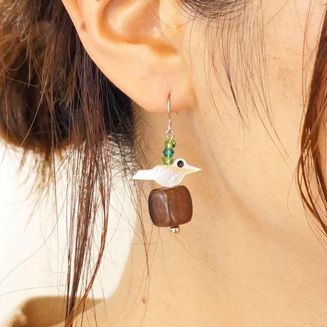 ピアス 鳥 鳩 ハト キツツキ シェル ウッドビーズ カラフル サージカル