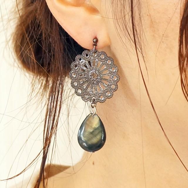 ピアス シェル ドロップ 雫型 しずく 透かしパーツ フラワー 花