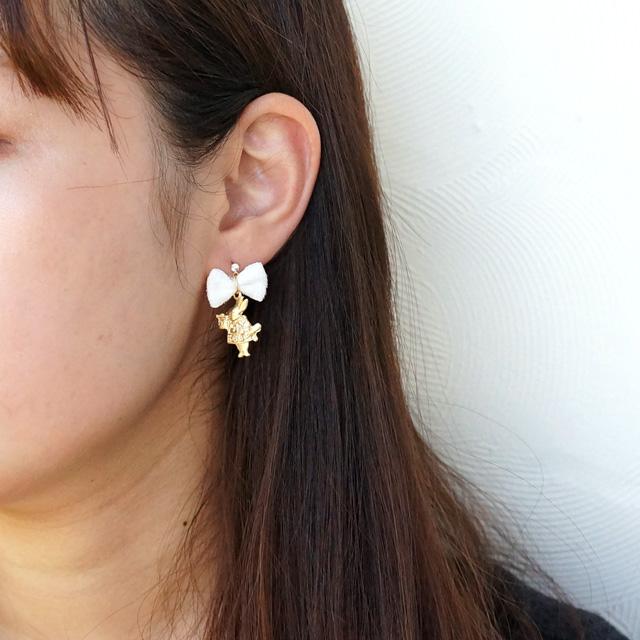 ピアス リボン ウサギ うさぎ アンティーク調 アリス 童話 キラキラ