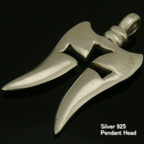 シルバー925 紋章 ペンダントヘッド 鋭い2つの剣の間にクロスが浮かび