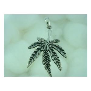 シルバー製 葉の形状 ペンダント シルバー925 本物みたいに細密なマリファナ 葉っぱ型の
