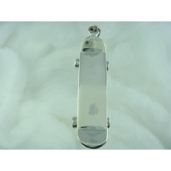 シルバー925 今にも走り出しそうなスケートボードモチーフペンダント