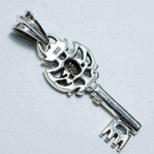 シルバー925 小ぶりでも存在感のあるデザインの鍵モチーフペンダント