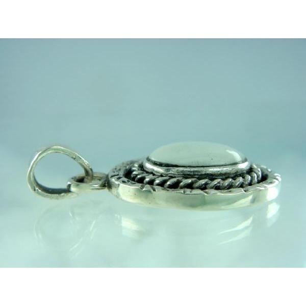 シルバー925 重厚な雰囲気漂う大粒の白い石付きペンダントトップ