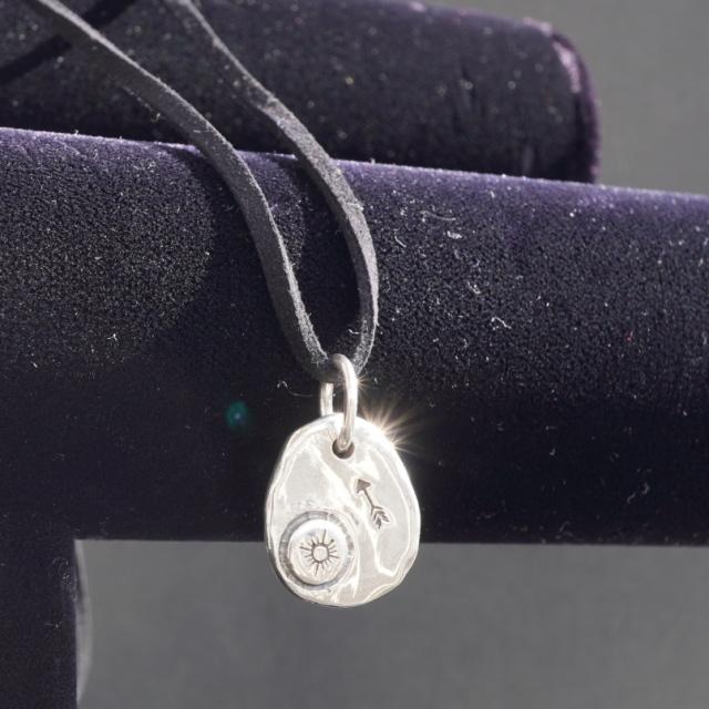 楕円 プレート 矢と盾 矛盾 インディアン ネイティブ ネックレス