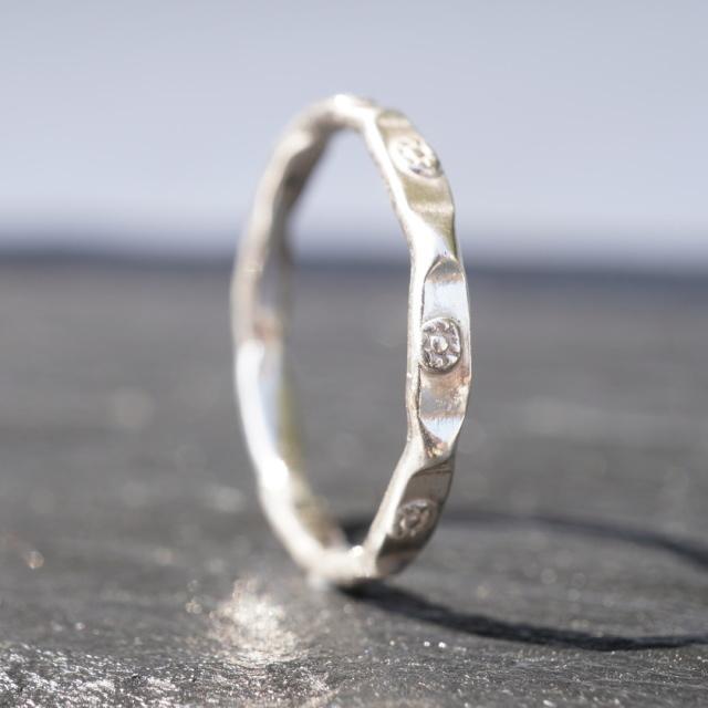 大注目 シルバーリング 指輪 ピンキーリング 親指リング シンプル エスニック 模様 メンズ レディース ユニセックス シルバー925 細身