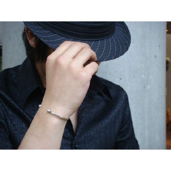 シルバー925 シンプルな端の突起が特徴的 バングル ブレスレット
