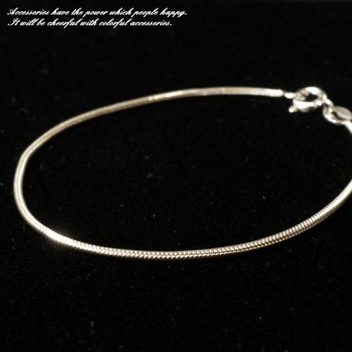 クールな印象を与えるシルバー製スネークチェーンブレスレット