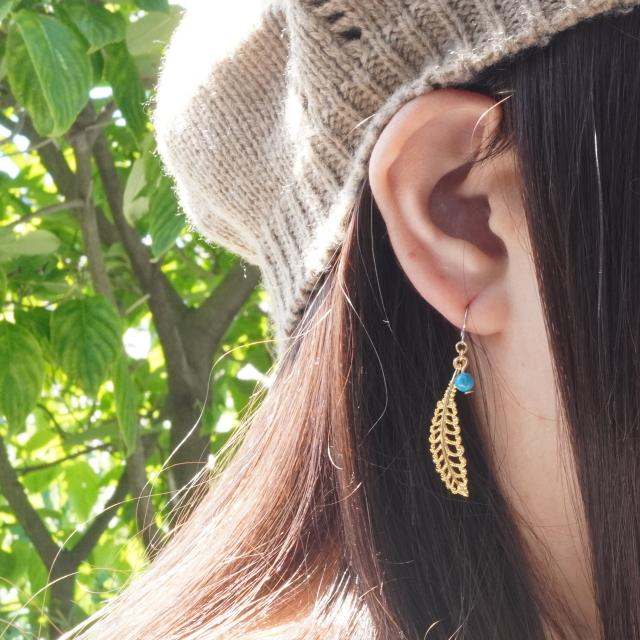 トルコ　シェル　ターコイズ　ロングピアス　サージカルステンレス　ゴールド 羽根とターコイズビーズのエスニック風フックピアス フェザー トルコ石