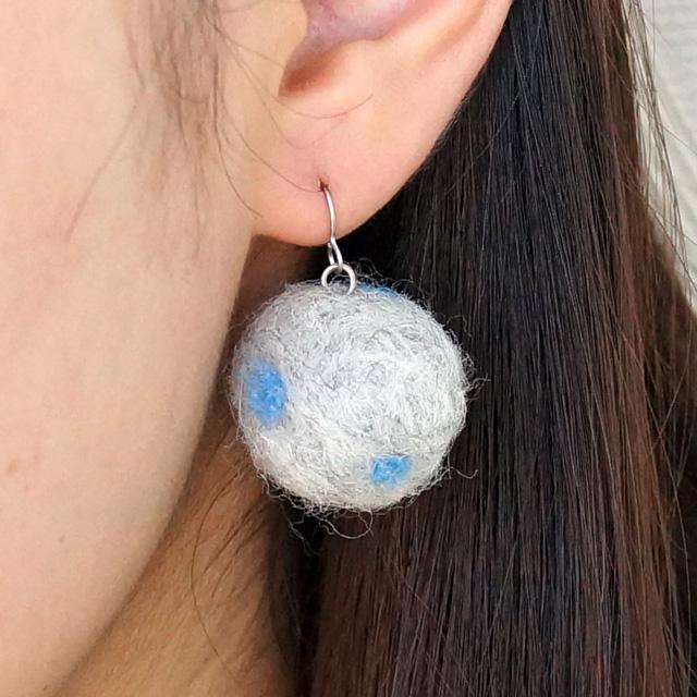 ピアス 毛玉 水玉模様 ドット柄 ボール ウール サージカルステンレス
