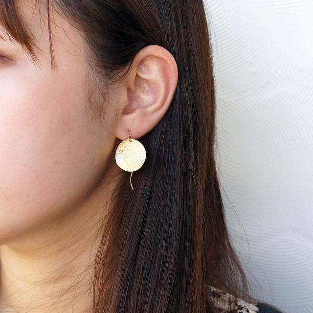 レディースピアス エンボス加工 メダル コイン ラウンド まる ゴールド 