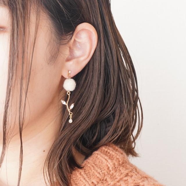 ピアス イヤリング 花 ポンポン 毛玉 キラキラ チタンポスト スタッド