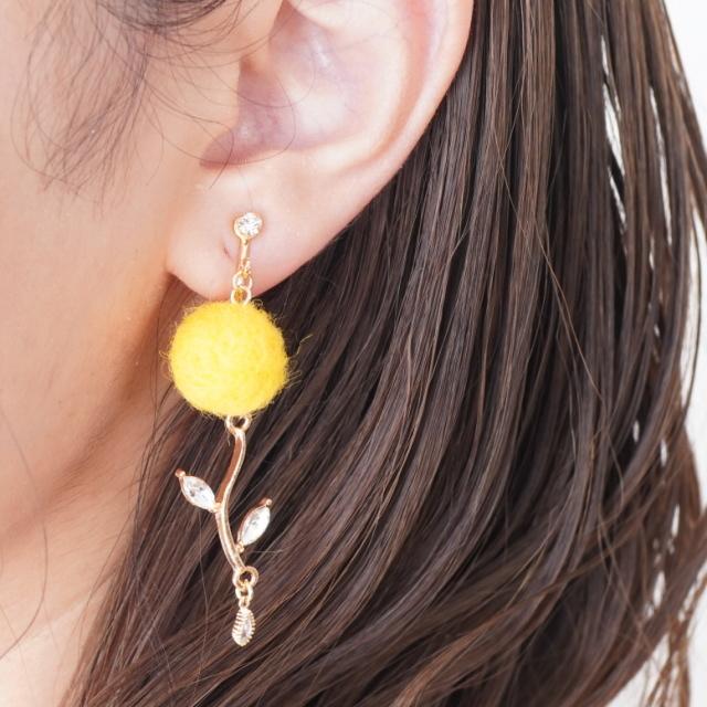 ピアス イヤリング 花 ポンポン 毛玉 キラキラ チタンポスト スタッド