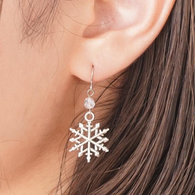 ピアス 雪の結晶 カラバリ豊富 シンプル ビーズ 冬 フックピアス 