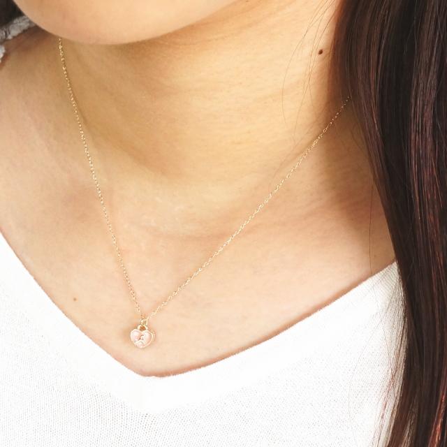 ハート×イニシャル ゴールドフレームが輝くイニシャルプチペンダント