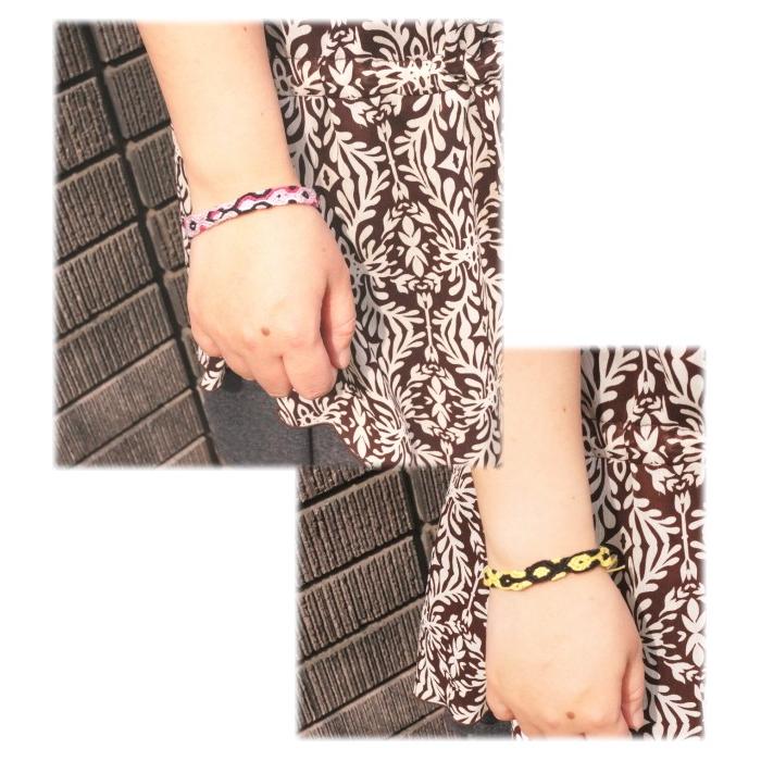 幾何学模様に編み込まれた明るいイエローと可愛いピンク色のミサンガ 94 0174 シルバーとアクセサリーのゆかたん 通販 Yahoo ショッピング